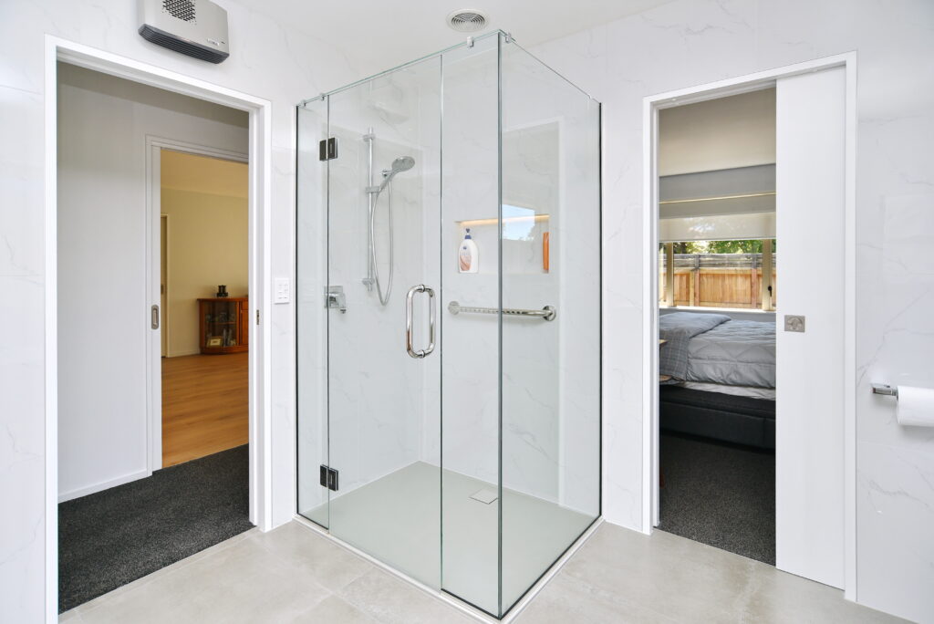 Streamlined glass shower installation